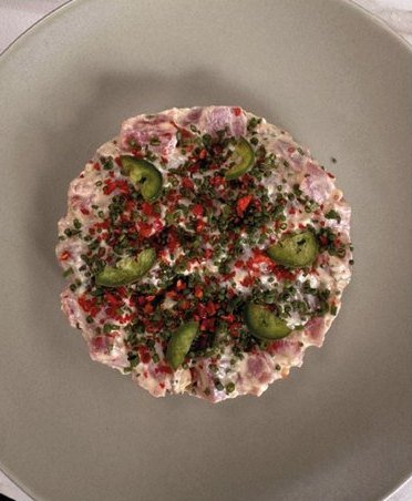 Cola E’Chucha: un plato de pescado crudo con hierbas y encurtidos.