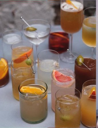 Susurro: varios cocteles de colores servidos juntos en la barra.