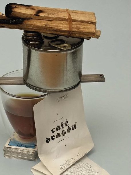 Café Dragón: una cafetera de metal con palo santo encima, junto a una taza de café y la cuenta.