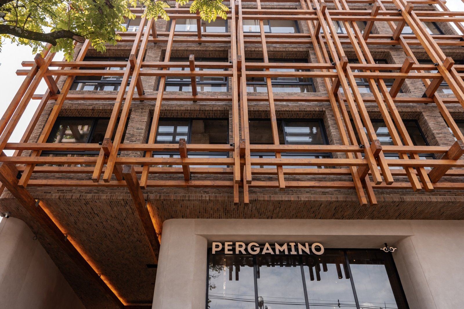 Fachada de The Cut en Manila, con la celosía de madera y Pergamino en el primer piso